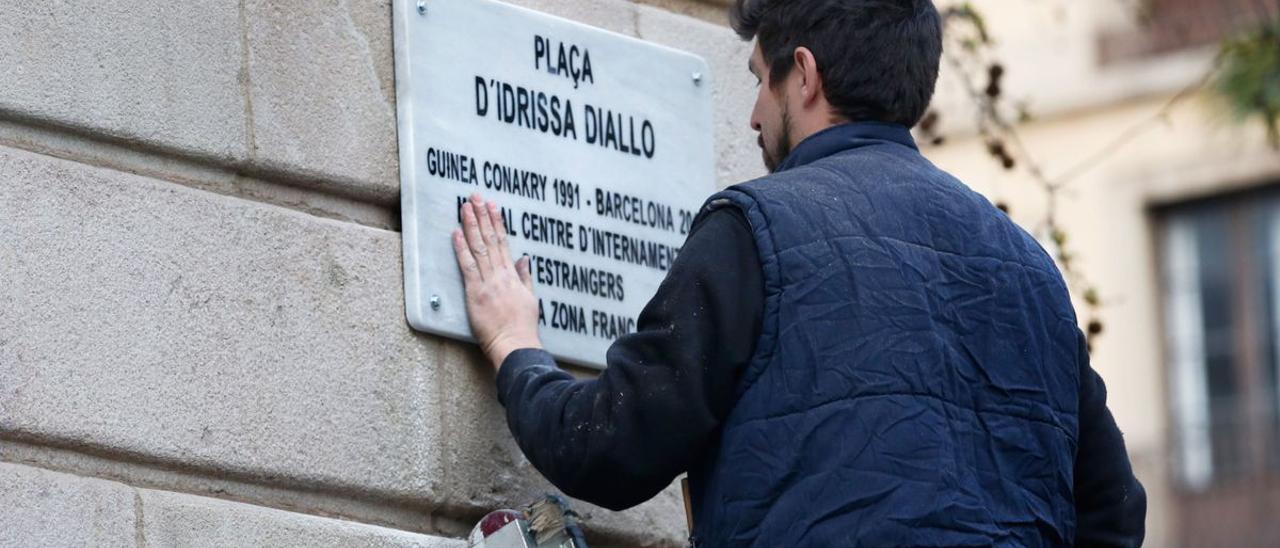 Un empleado municipal coloca la placa de Idrissa Diallo, en sustitución de la Antonio López.