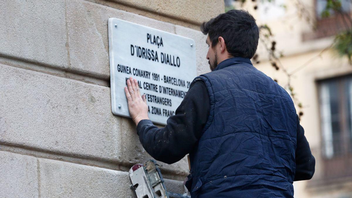 Un empleado municipal coloca la placa de Idrissa Diallo, en sustitución de la Antonio López.