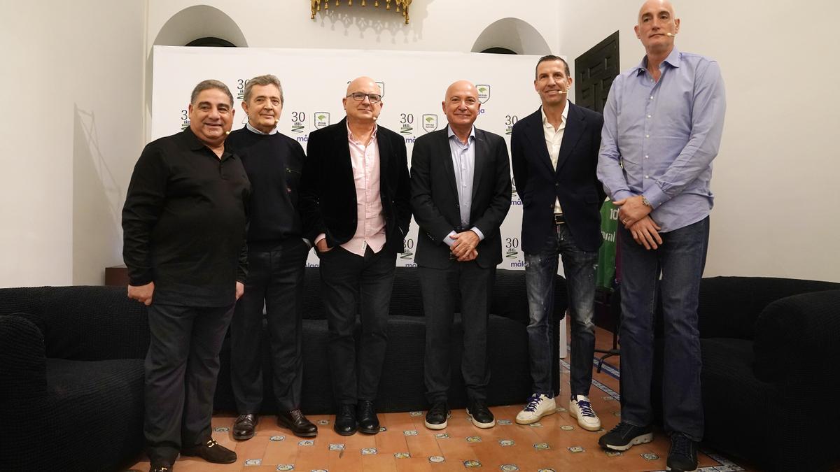 Imagen de los protagonistas de la mesa redonda, junto al presidente del club, Antonio Jesús López Nieto.