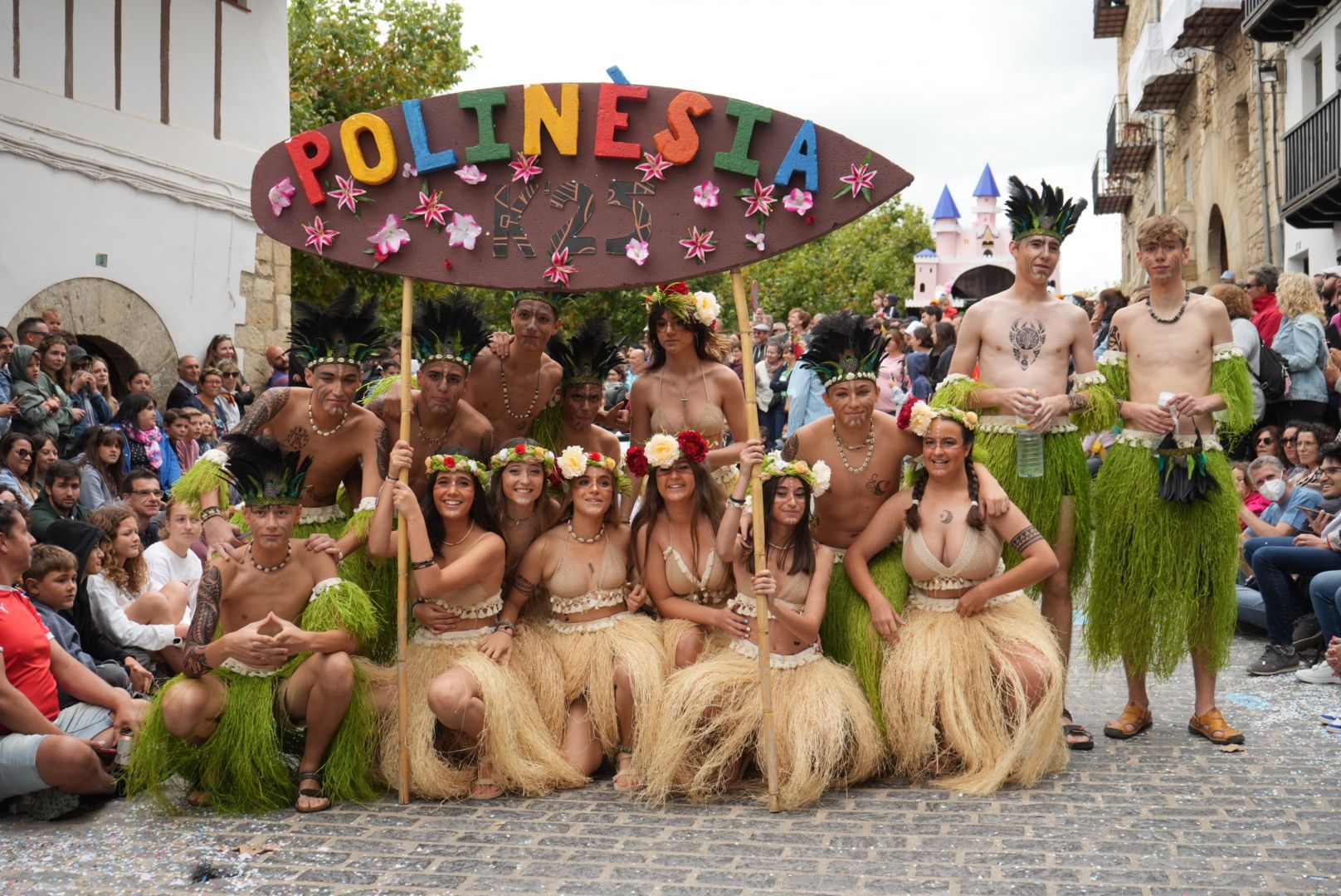 Batalla de confeti y desfile de carrozas en el Anunci de Morella