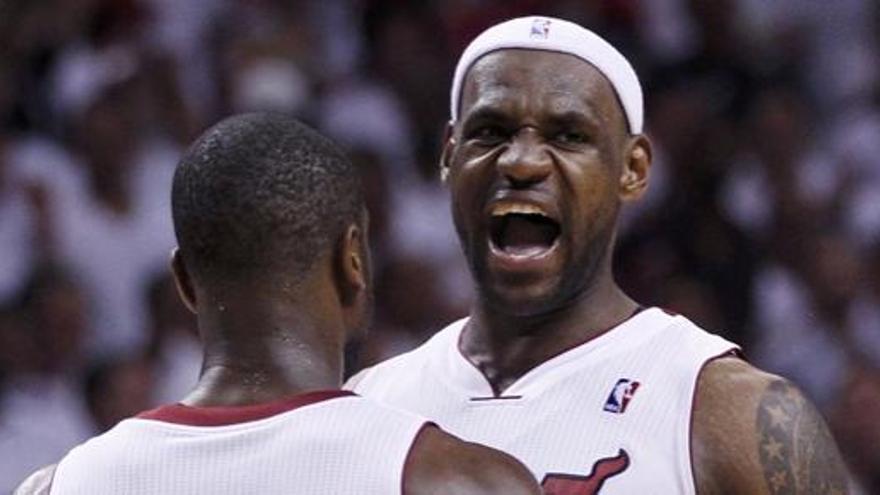 LeBron James celebra el triunfo con Wade, de espaldas.