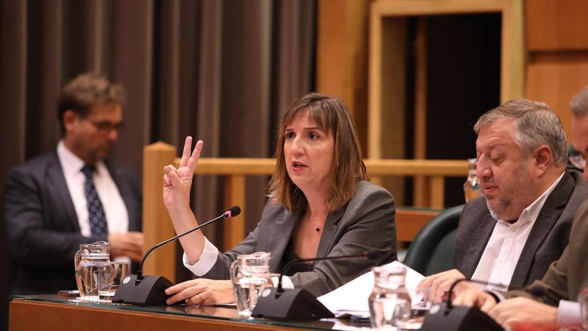 La portavoz del PSOE, Lola Ranera, durante el debate sobre el estado de Zaragoza.