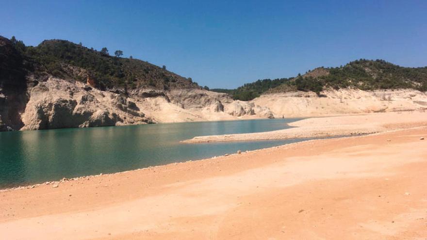 Que la situación de la cuenca del Segura no pasa por sus mejores momentos lo dicen los números y también las imágenes. En esta reciente fotografía tomada por Francisco Almansa se puede ver cómo el embalse Fuensanta, el tercero más grande de la cuenca, está muy seco. De hecho, sólo almacena 21 hm3 de los 210 posibles (10% de su capacidad), situación que no se producía desde hace más de una década.