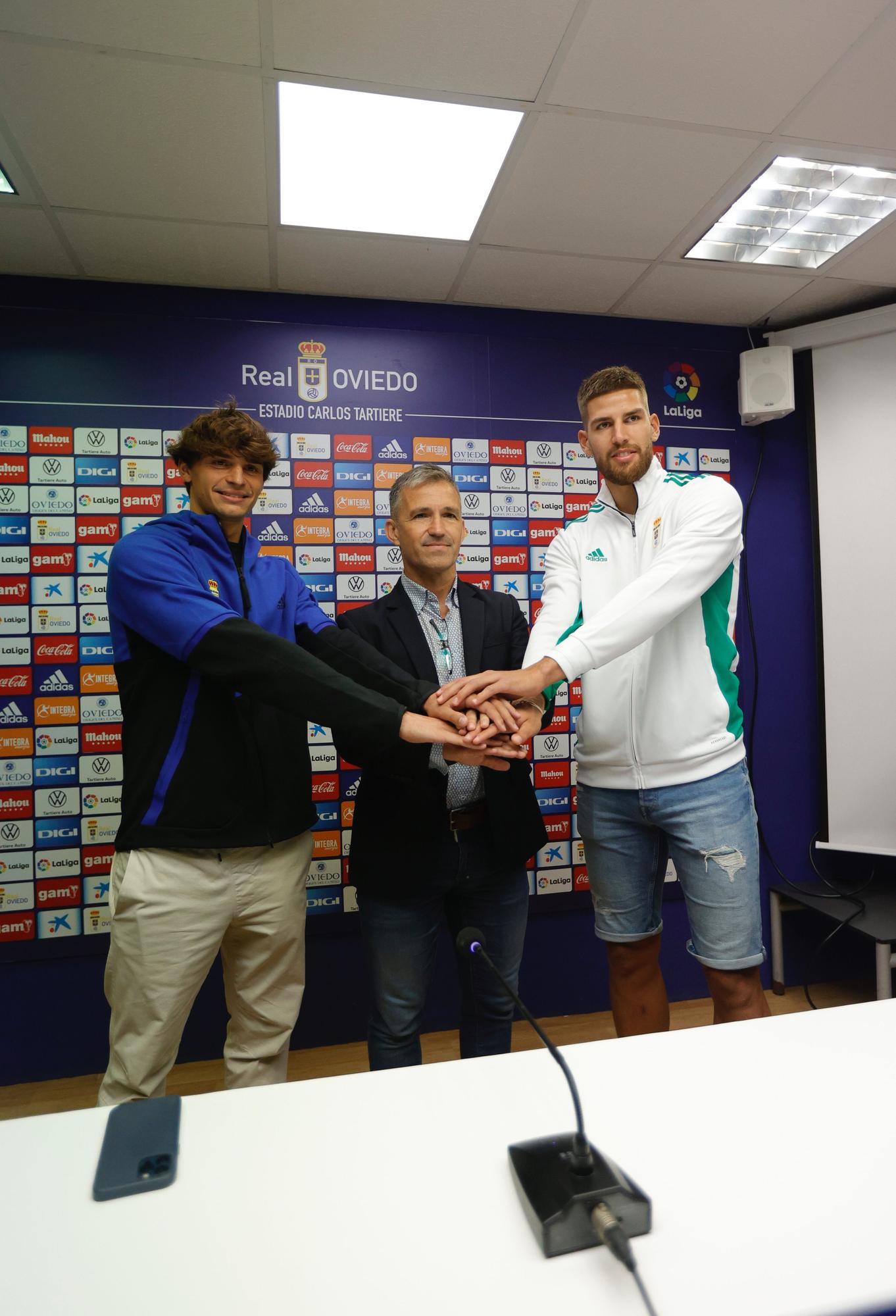 Las imágenes de la presentación de Luengo y Braat en el Oviedo y el entrenamiento azul