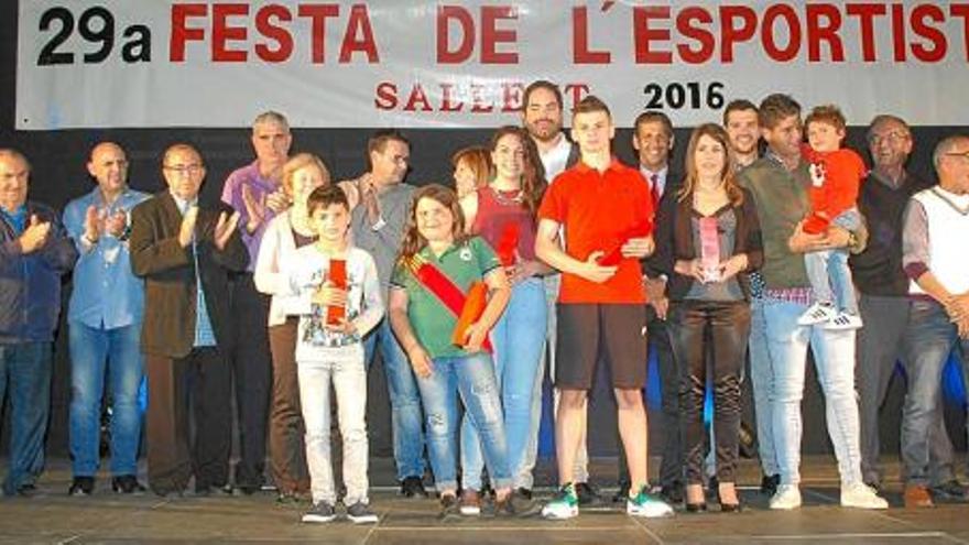 Foto dels principals guardonats a la 29a Nit de l&#039;Esportista de Sallent, celebrada al pavelló municipal