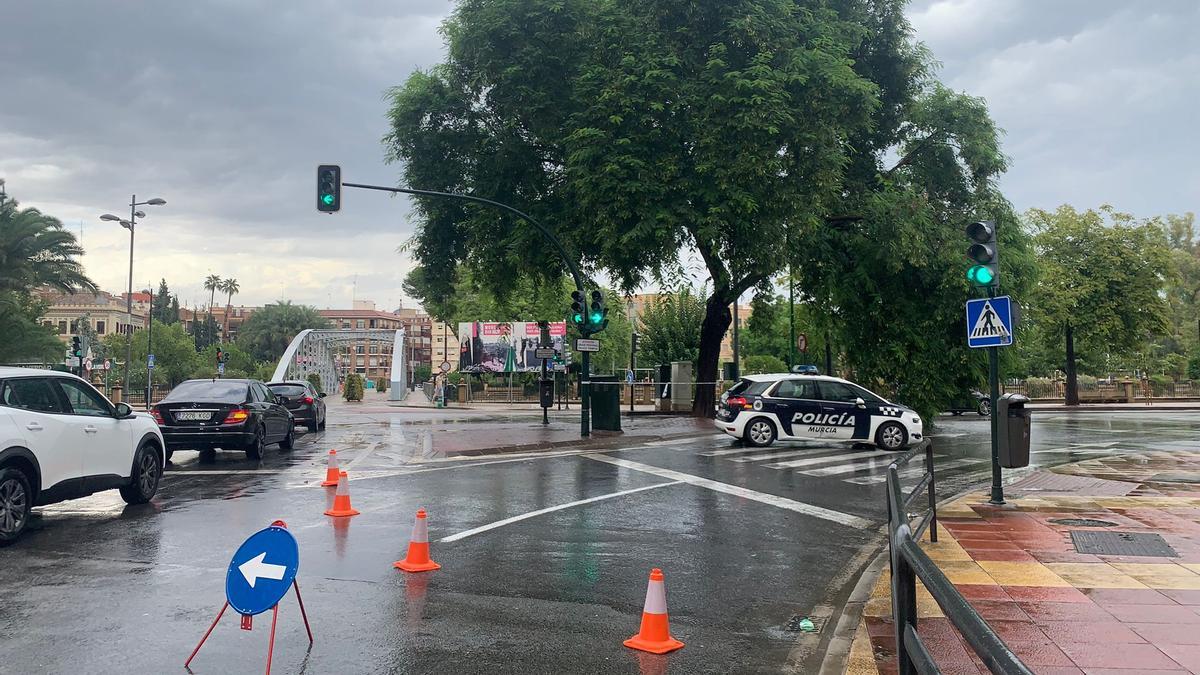 La Policía corta la carretera a la altura del río Segura.