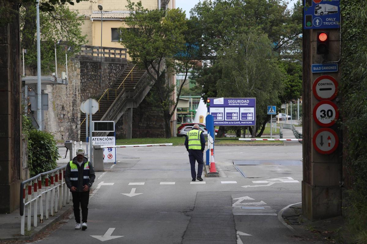 Acceso a la fábrica de Saint-Gobain en La Maruca.