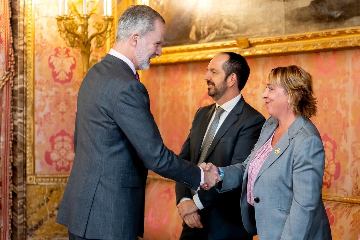 El alcalde de Aldaia y la alcaldesa de Benetússer con el Rey, Felipe VI.