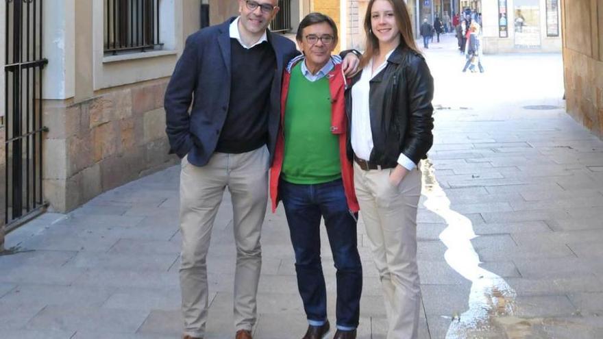 Marzio Conti, Roberto Sánchez Ramos, &quot;Rivi&quot;, y Ana María León, ayer, en la calle Cimadevilla.