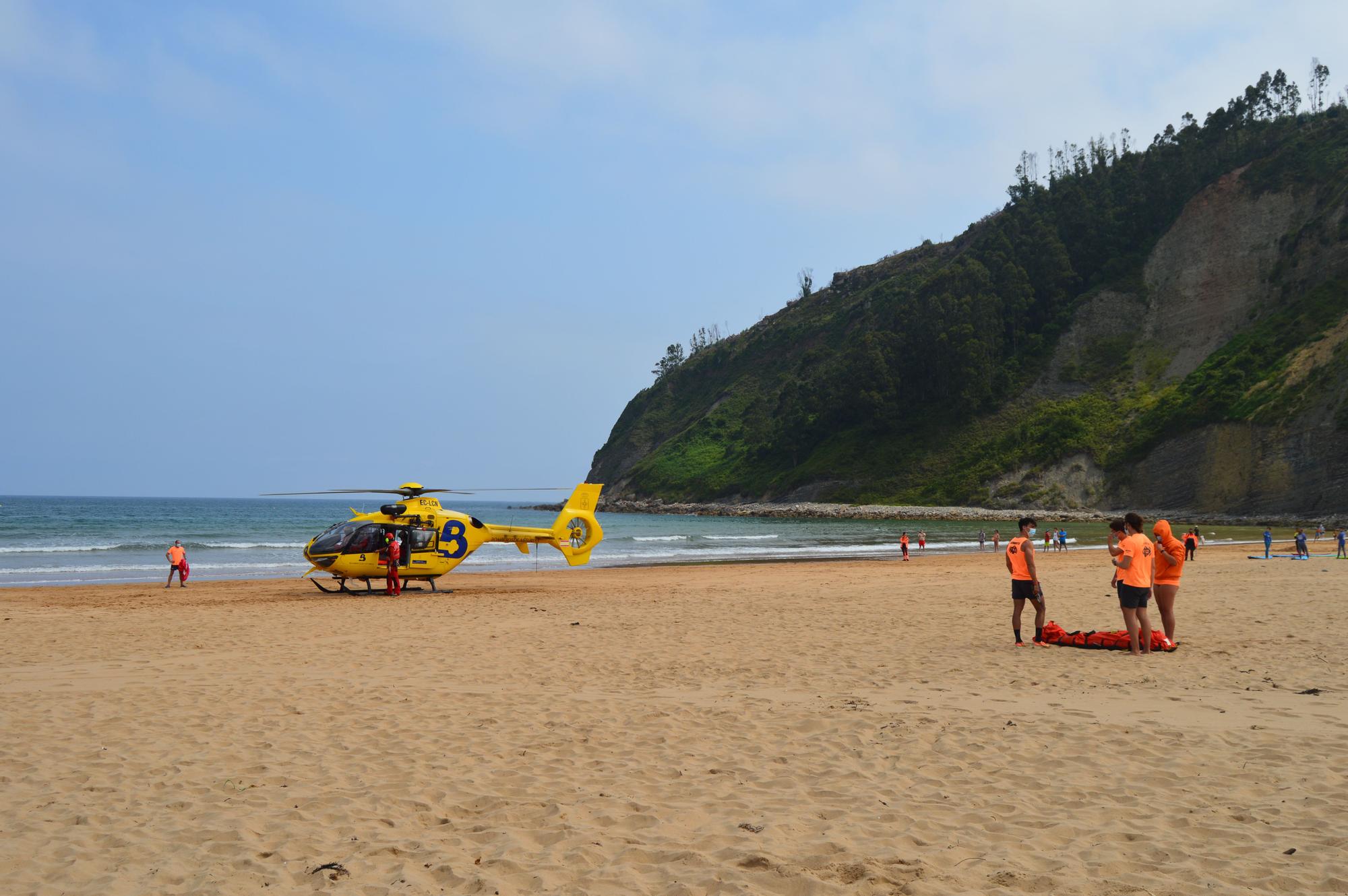 Así fue el simulacro de Salvamento en la playa de Rodiles