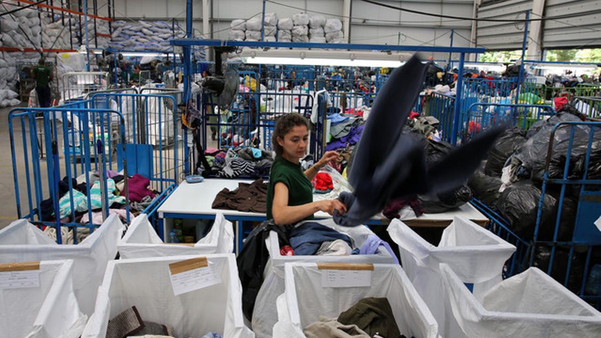 Contenedores de recogida de ropa de la empresa Humana, en el polígono L'Ametlla Park.