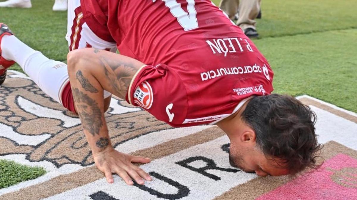 Pedro León besa el escudo del Real Murcia en su despedida