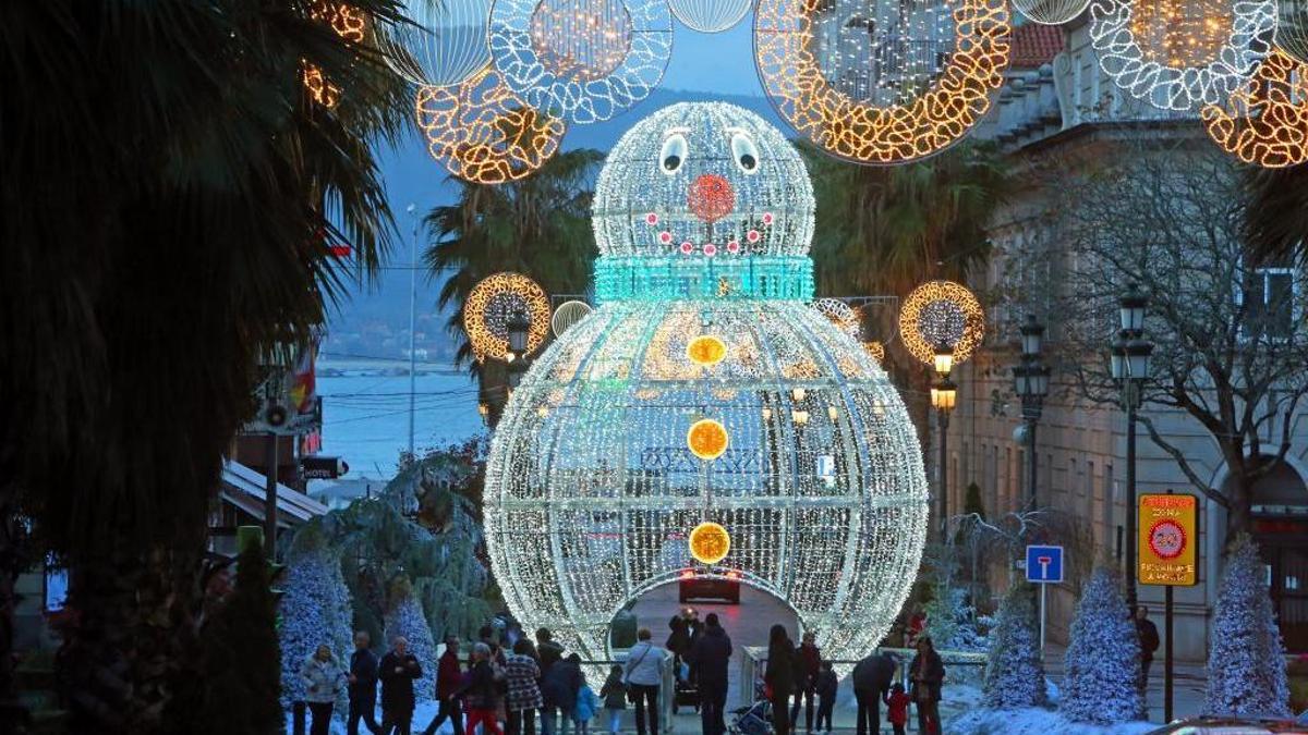El muñeco de nieve de la Navidad en Vigo que se ha instalado en Rosalía de Castro. // Marta G. Brea