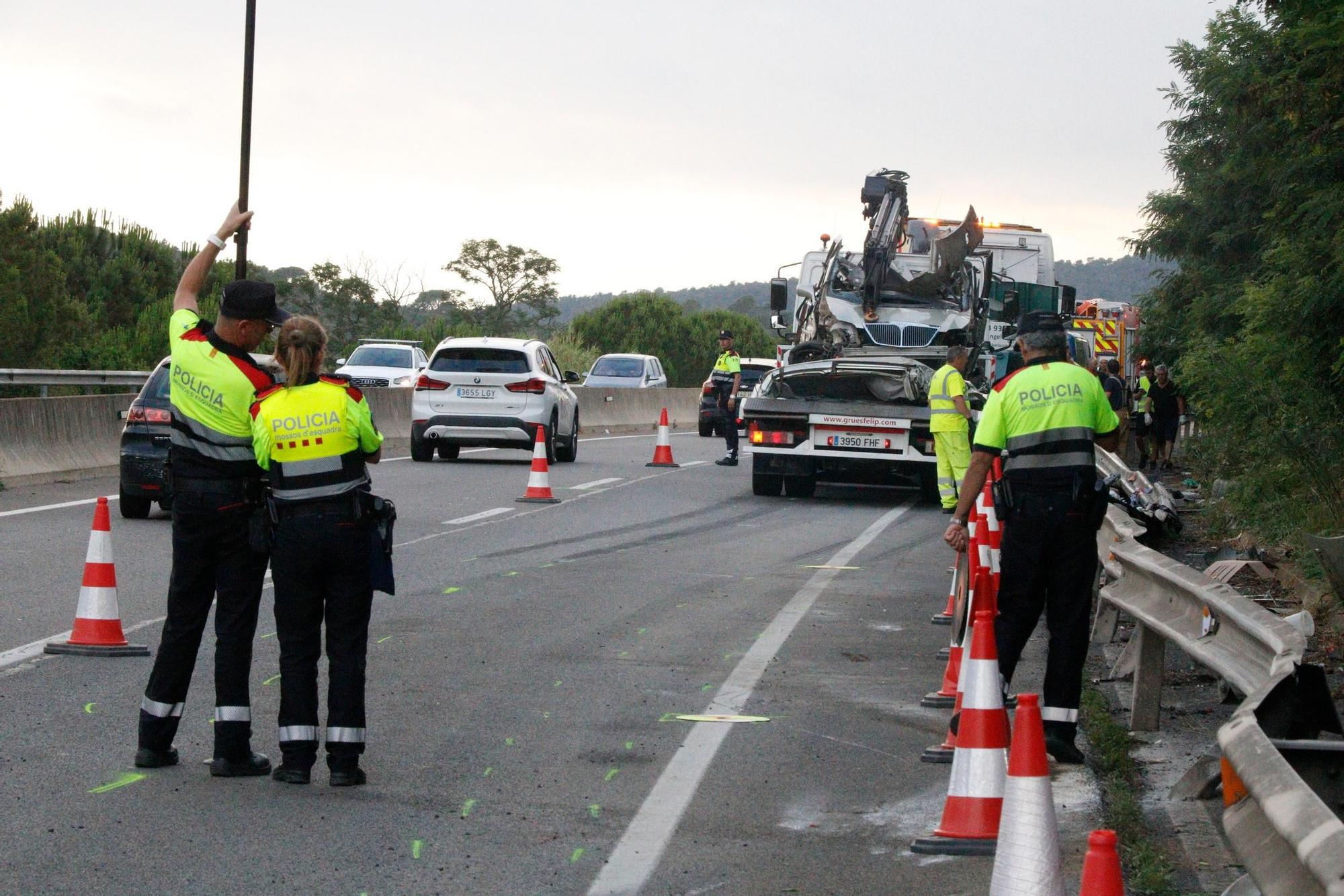 Els Bombers treballant en l'accident a la C-65 a Santa Cristina d'Aro