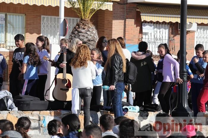 Un 'SOS' gigante para el Mar Menor formado por escolares en Villananitos