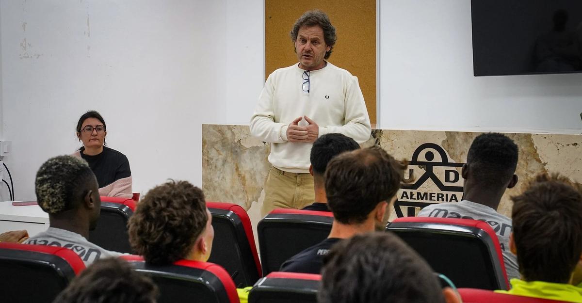 Iñaki Arbea, director de Integridad de LaLiga, durante una charla a la plantilla del Almería.