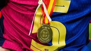 Iñigo Martínez mostró con orgullo el dorsal 5 de su camiseta del FC Barcelona