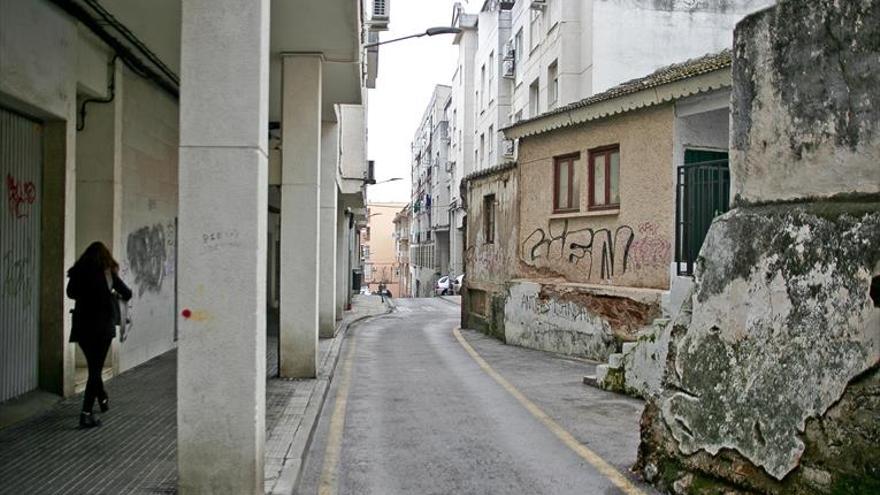 La policía vigila al acusado de abusos al contar con una orden de alejamiento