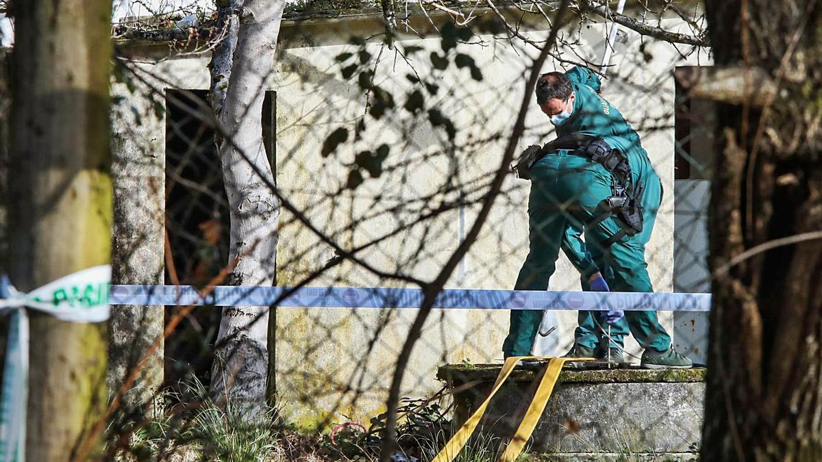 Efectivos del Servicio de Investigación de la Guardia Civil registrando el pozo este lunes..