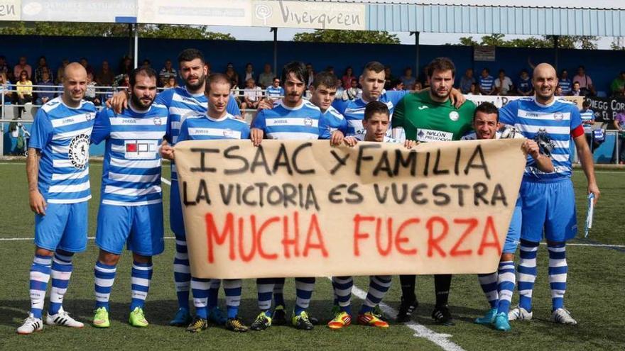El primer once oficial del Avilés Stadium, con una pancarta de apoyo a un joven aficionado.