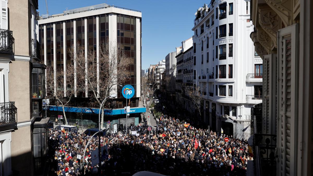 Concentración de apoyo a Isabel Díaz Ayuso en Génova.