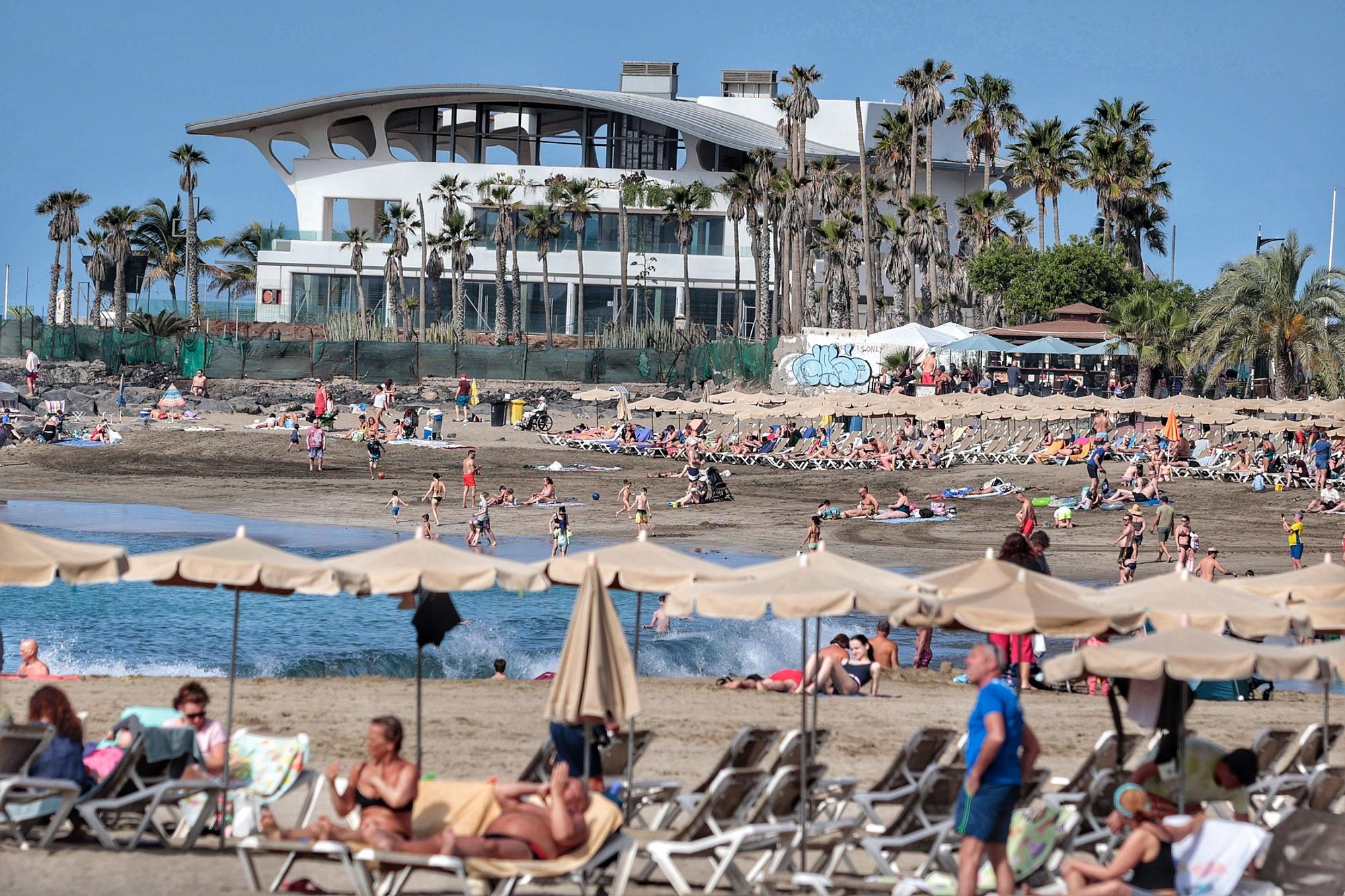 Playas llenas en el Sur de Tenerife durante la Semana Santa