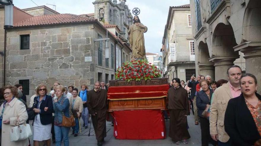 Fieles en el desfile religioso en honor al Sagrado Corazón. // Rafa Vázquez