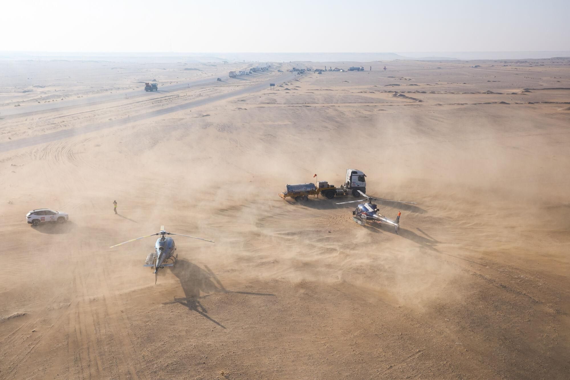 Helicopter refueling point during the Stage 10 of the Dakar 2025 on January 15, 2025 between Haradh and Subaytah, Saudi Arabia - Photo Florent Gooden / DPPI AFP7 15/01/2025 ONLY FOR USE IN SPAIN. FLORENT GOODEN / DPPI Media / AFP7 / Europa Press;Auto;DAKAR;Motorsport;rally;RALLY-RAID;SAUDI ARABIA;DAKAR 2025 - STAGE 10;