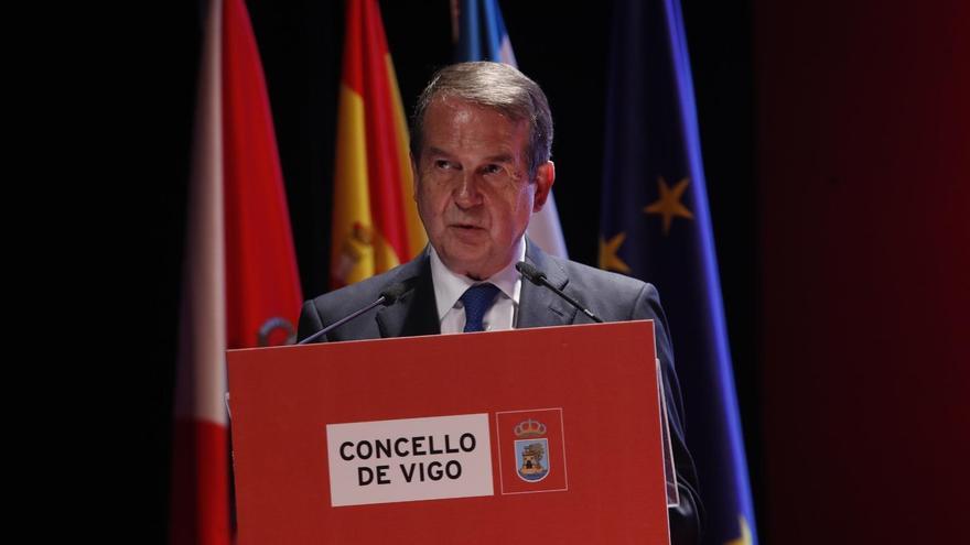 El alcalde de Vigo, Abel Caballero, durante su intervención en el acto de entrega.