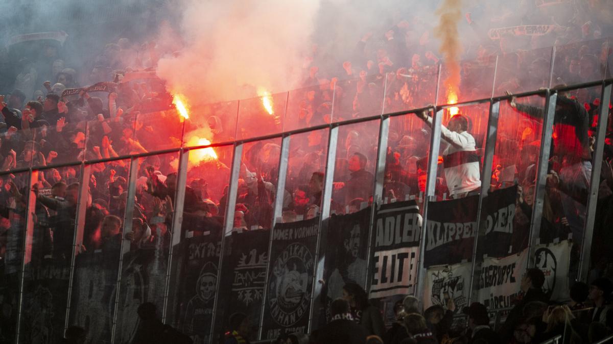 Los seguidores del Eintracht encienden bengalas durante el partido entre el FC Barcelona y el Eintracht de Frankfurt en el Camp Nou.