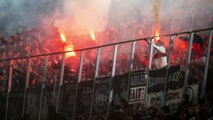 Barcelona 09.12.2025. Deportes. Los seguidores del Eintracht encienden bengalas durante el partido de fase de grupos de champions league entre el FC Barcelona y el Eintracht de Frankfurt en el Camp Nou. Fotografía de Jordi Cotrina