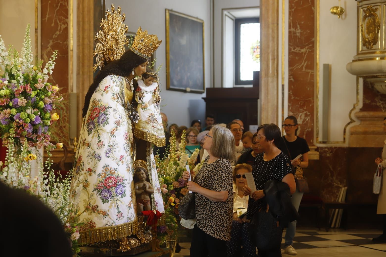 Comienza el Besamanos a la virgen pese al mal tiempo