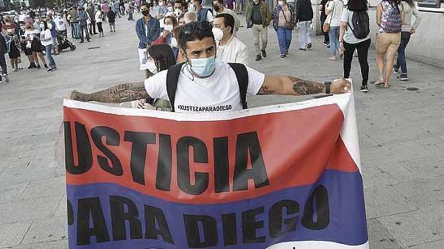 Una marcha en fila exige justicia para Diego Bello