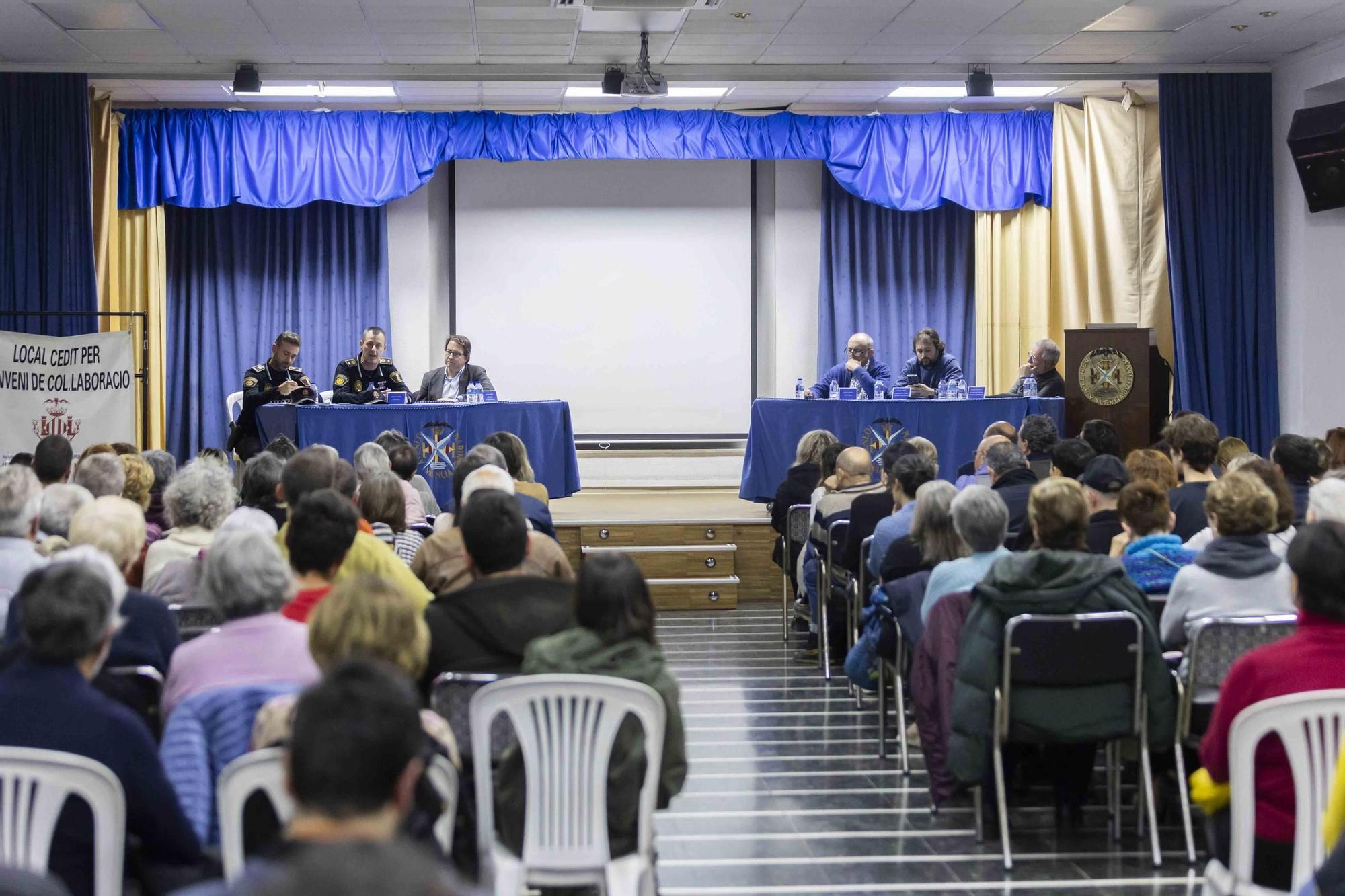 Concurrida mesa redonda sobre el problema de los apartamentos turísticos en el Cabanyal