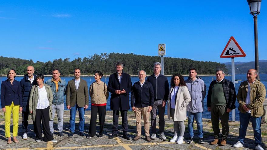 Los representantes socialistas, ayer en el puerto de Carril. | Iñaki Abella