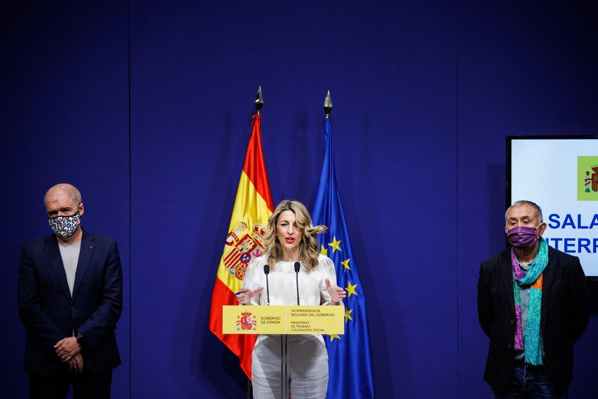 La vicepresidenta segunda Yolanda Díaz, entre los líderes de CCOO y UGT cuando anunciaron el pacto para la subida del Salario Mínimo