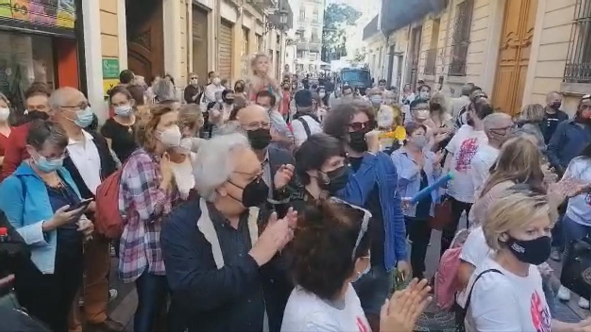 Protesta por el cierre del Instituto Francés en València