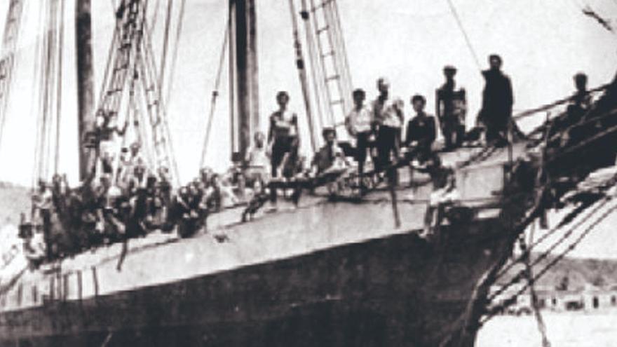 La pequeña goleta &#039;La Carlota&#039; fondeada en el Puerto de Pampatar (Isla Margarita-Venezuela). Pablo Hernández de pie en la
proa de la goleta, el segundo a la izquierda. 12 de septiembre de 1948.