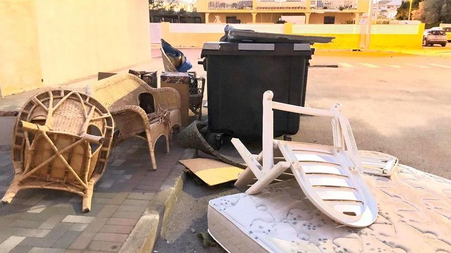 Torreblanca denuncia el vertido de muebles y sillas en la calle