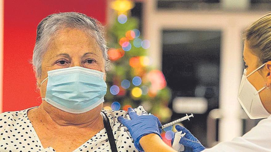 Maria del Carmen Déniz, de 72 años, la primera persona vacunada contra el covid en Gran Canaria