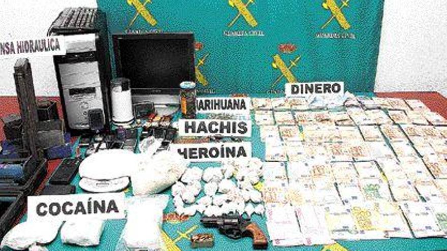 Material incautado por la Guardia Civil que se exponía ayer en las dependencias de Cangas. / eugenio rouco