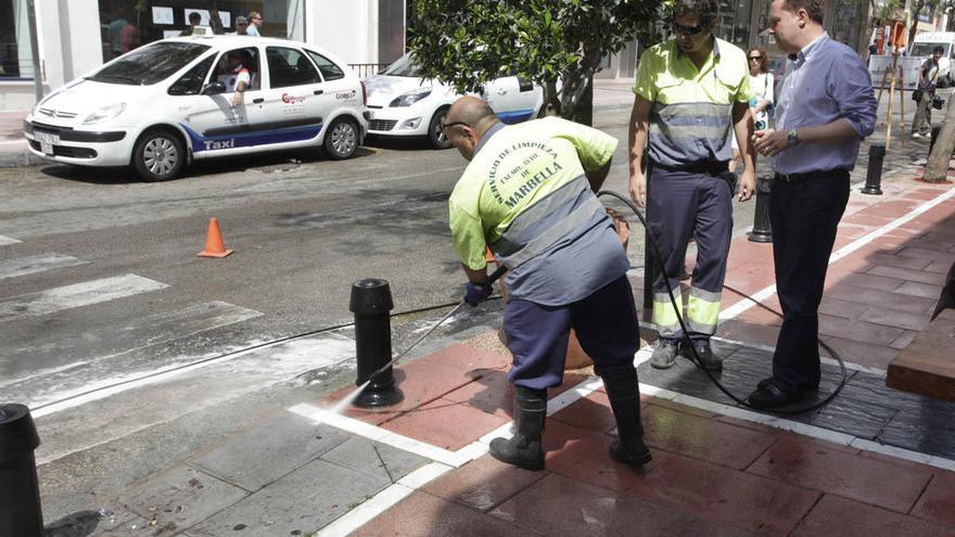 Un empleado de la limpieza trabaja en una calle de Marbella.