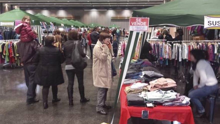 Centenares de olivenses se lanzan a por el chollo en el outlet de ACCO