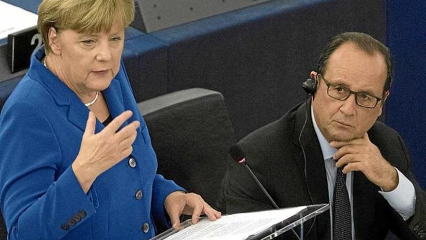 Merkel es dirigeix al ple del Parlament Europeu, en presència d&#039;Hollande