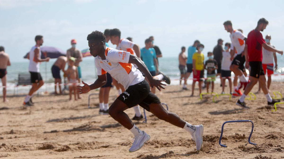 Yunus Musah ejercitándose en la playa de Oliva con el Valencia CF.