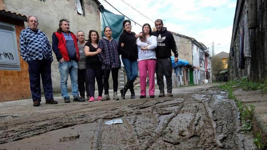 El barrio de Las Casas de Hilario exige calles sin barro