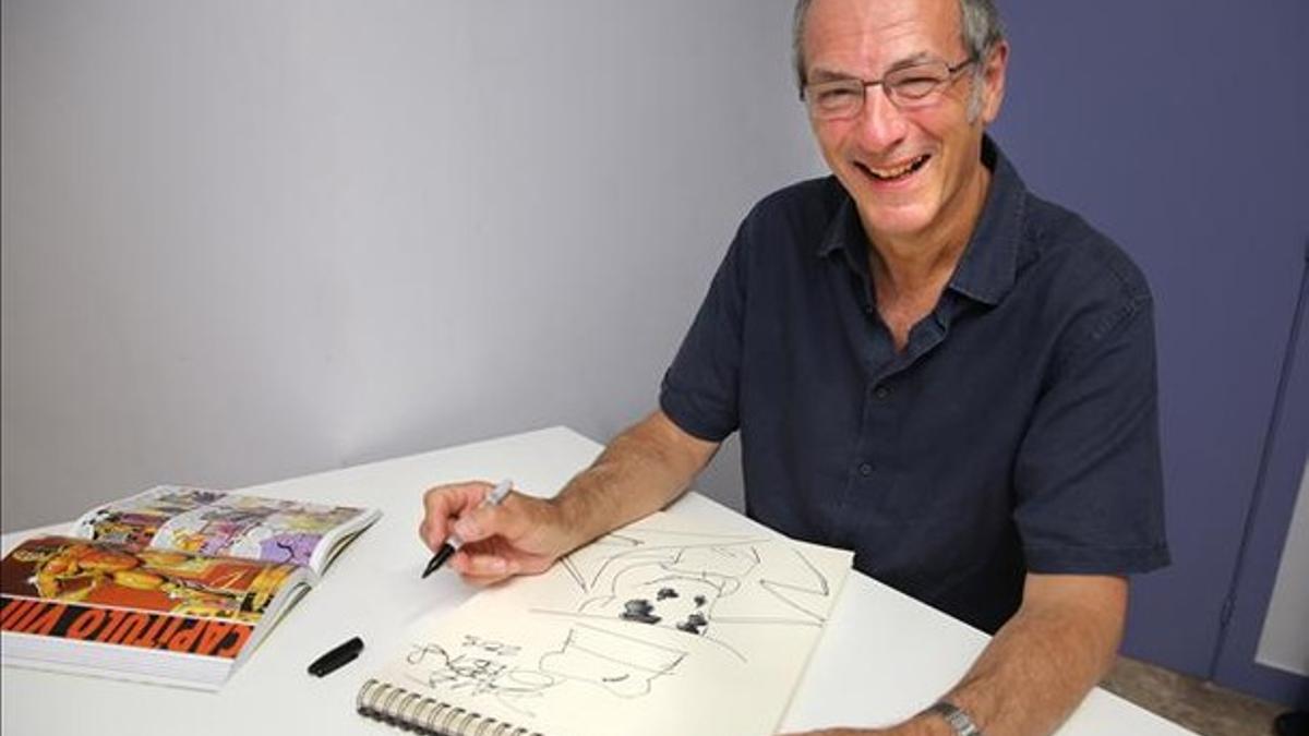 Dave Gibbons, en Barcelona, tras dibujar el personaje de Rorscharch, con un ejemplar de 'Watchmen' al lado.