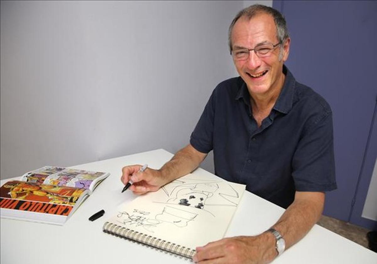 Dave Gibbons, en Barcelona, tras dibujar el personaje de Rorscharch, con un ejemplar de 'Watchmen' al lado.
