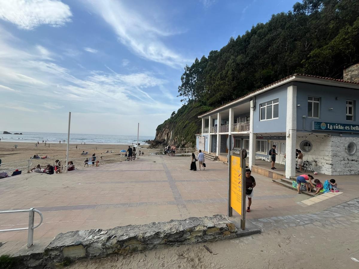 El bar de la playa de Aguilar, en Muros de Nalón, cerrado.