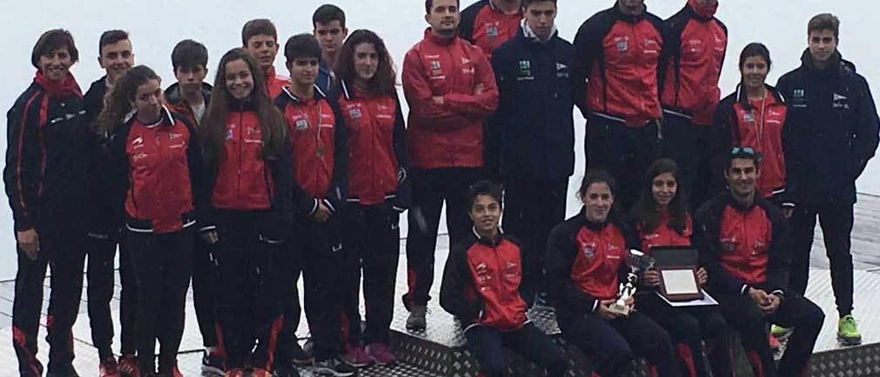 Equipo de piragüismo del Grupo Covadonga en el último Campeonato de Asturias.